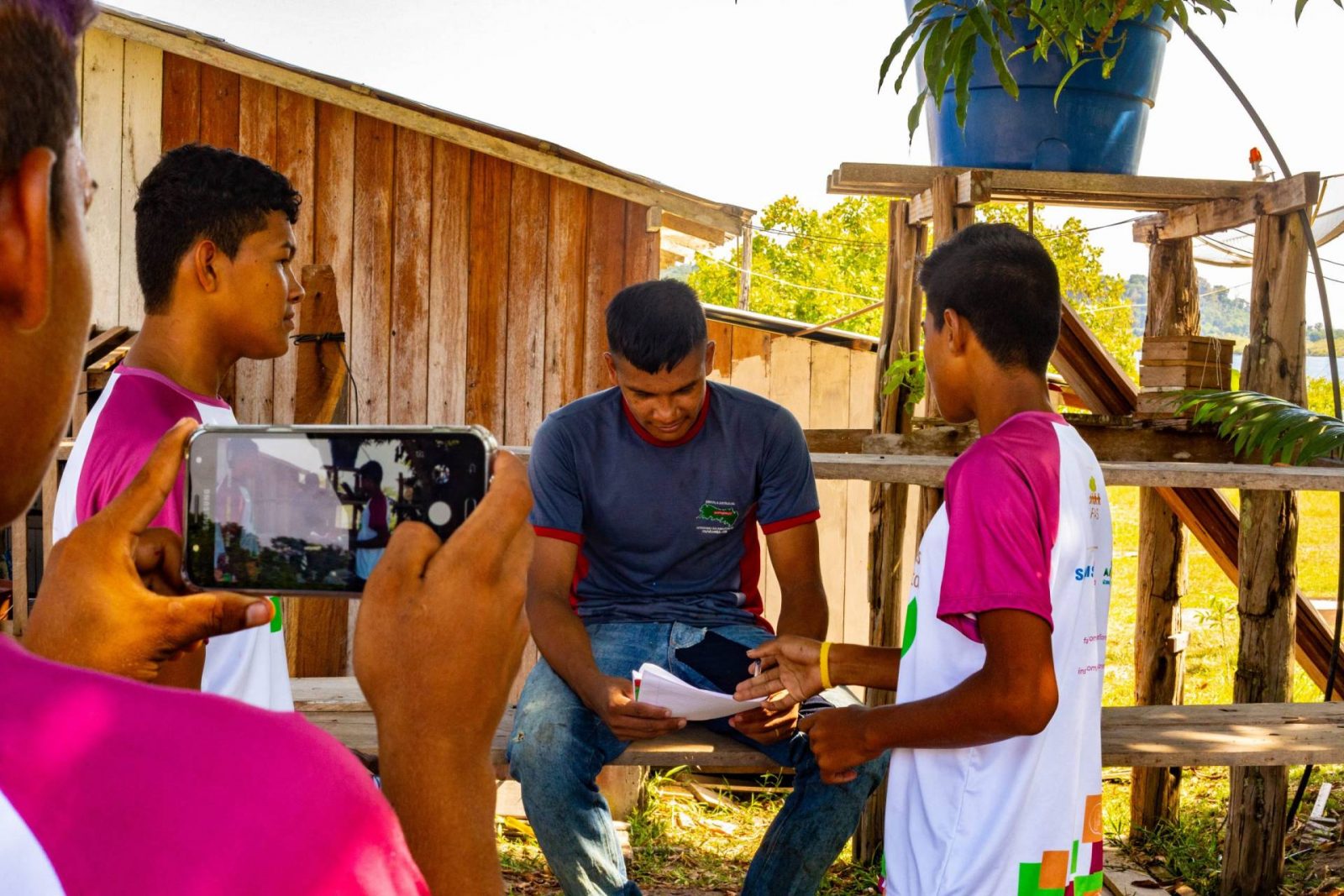 Alunos do projeto Repórteres da Floresta, programa realizado pela Fundação Amazônia Sustentável (FAS), fazendo atividade prática de entrevista com moradores de suas comunidades.