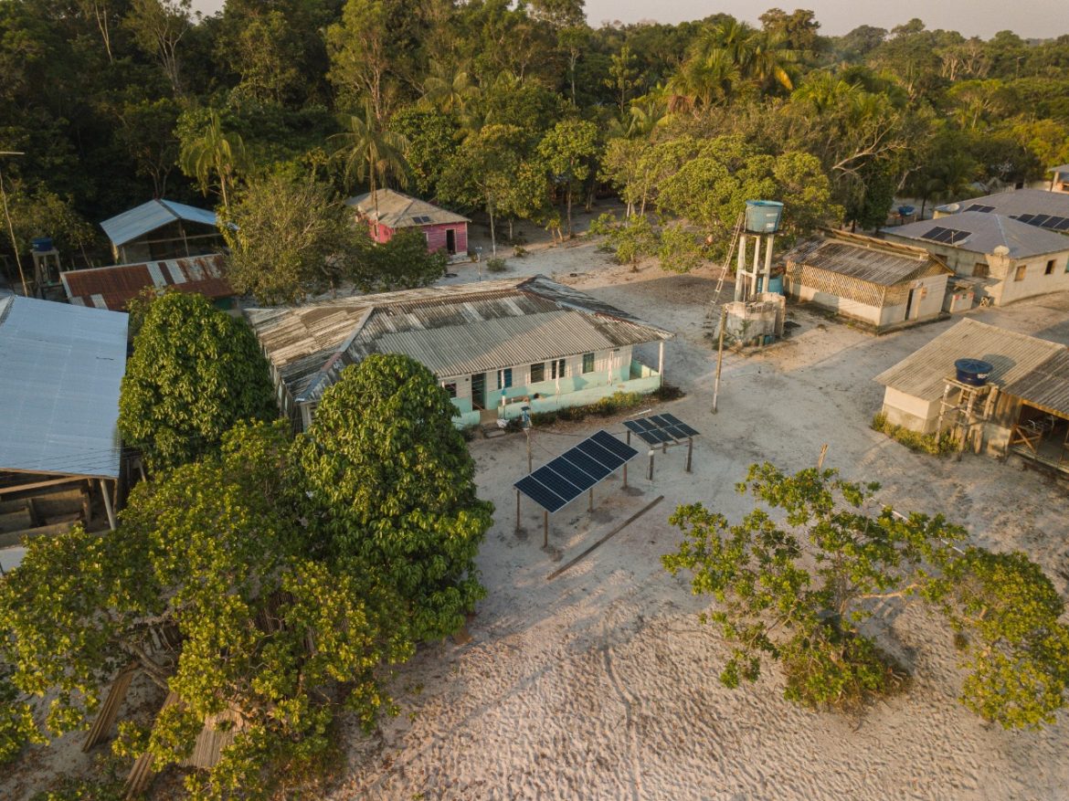 Placas solares instaladas em comunidade ribeirinha no Amazonas.