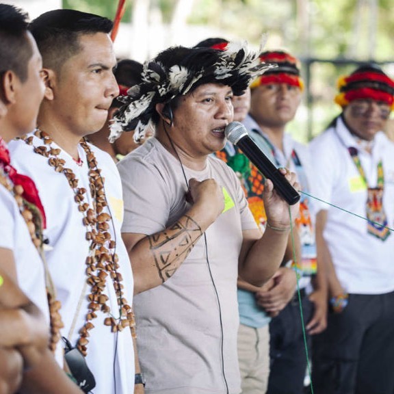 Liderança indígena falando em evento.