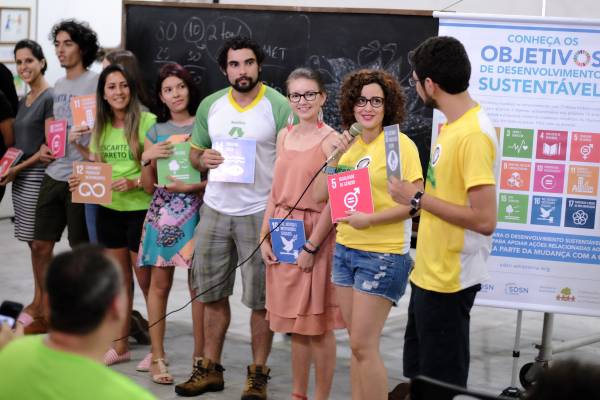 Jovens participando da Semana da Juventude falando sobre educação.