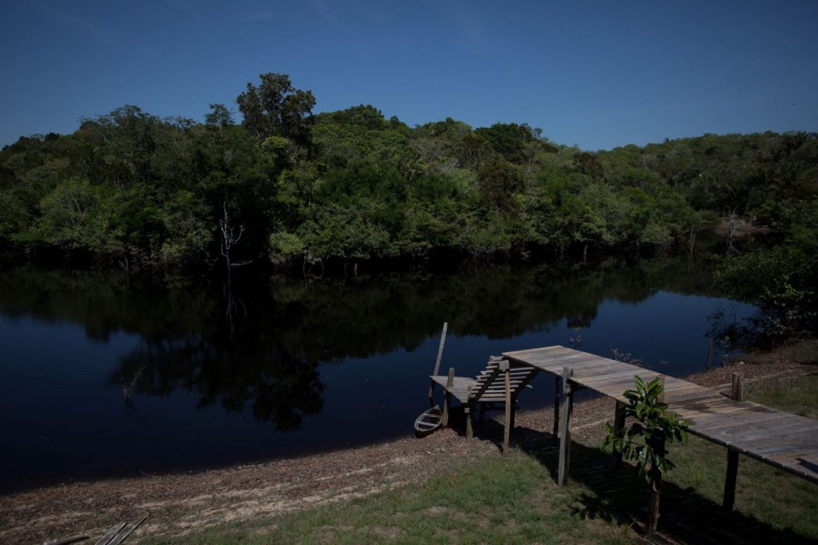 Ponto de embarcação em comunidade ribeirinha no interior do Amazonas.
