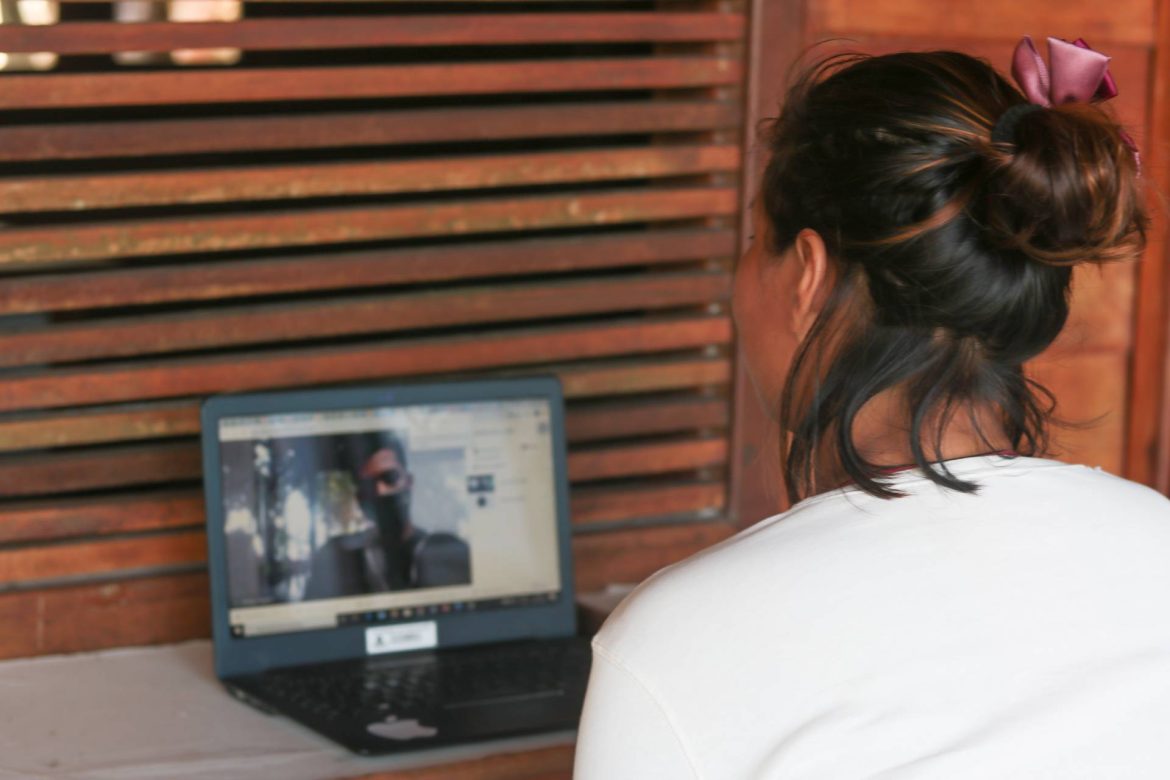 Mulher realizando atendimento de telessaúde.