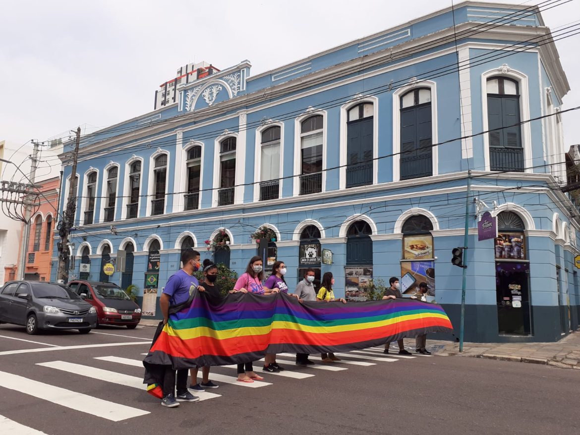 Colaboradores da Fundação Amazônia Sustentável (FAS), realizando atividade no Centro de Manaus.