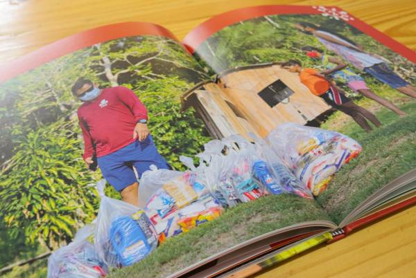 Foto em livro feito pela Fundação Amazônia Sustentável (FAS) sobre o combate à COVID-19.