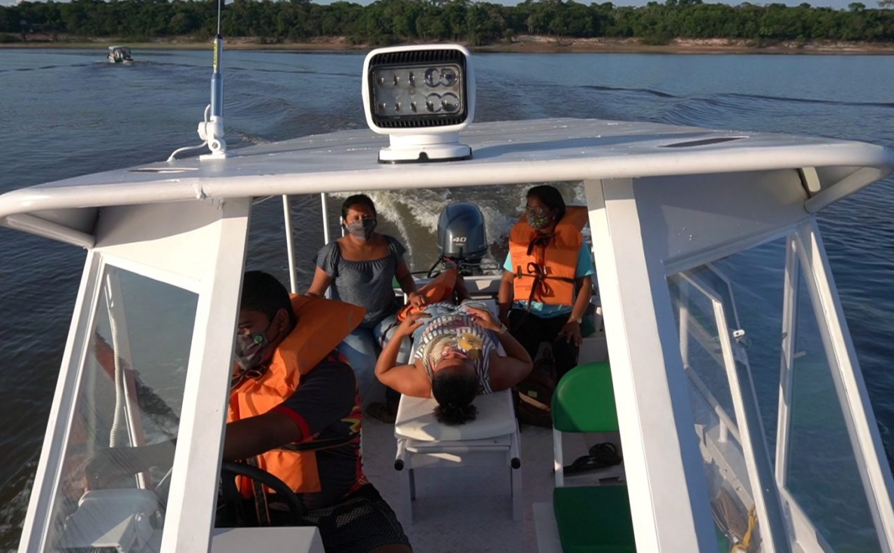 Ambulâncias fluviais fazendo atendimento aos ribeirinhos.