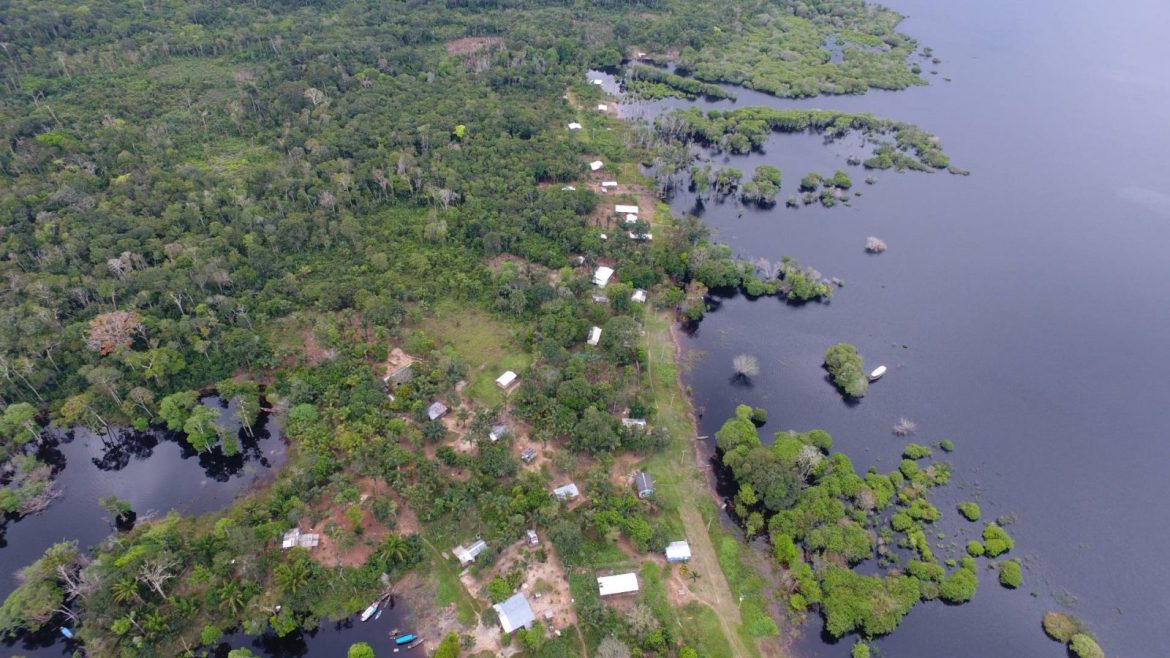 Foto aérea de comunidade ribeirinha.