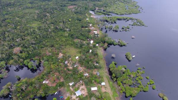 Foto aérea de comunidade ribeirinha.