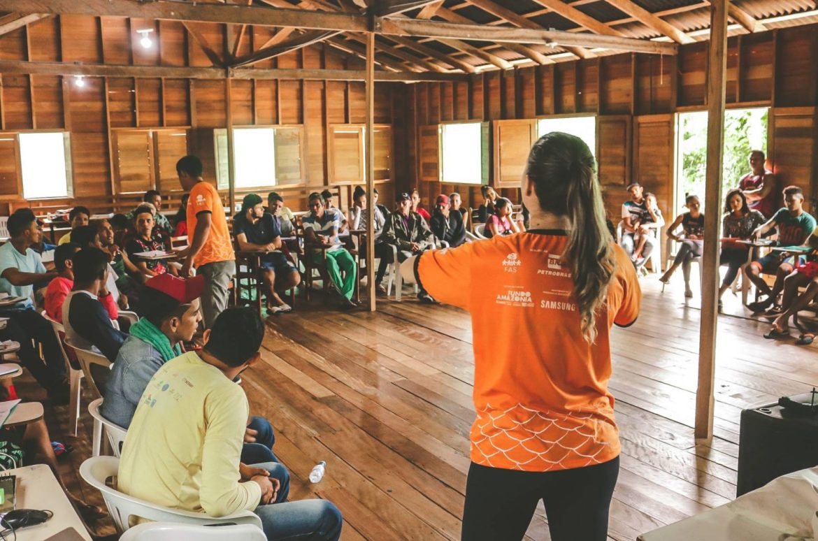 Pessoas reunidas em curso de monitoramento ambiental promovido pela Fundação Amazonas Sustentável (FAS) e Petrobras, realizado na comunidade do Tumbira, situada no município de Iranduba, no Amazonas.