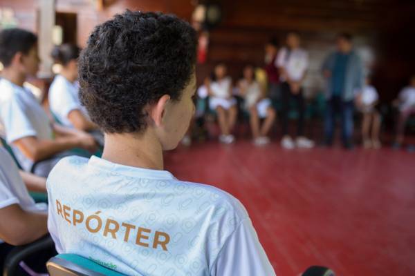 Jovens reunidos durante oficina do projeto Repórteres da Floresta, realizado pela Fundação Amazônia Sustentável (FAS).