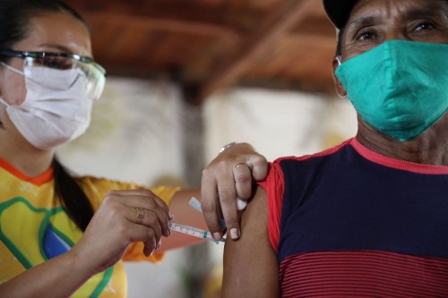 Homem sendo vacinado contra a COVID-19, no interior do Amazonas.