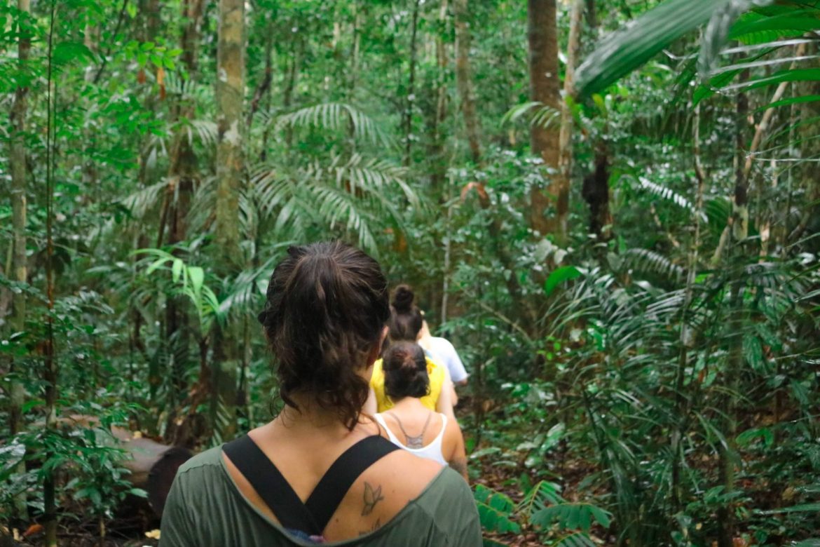 Pessoas fazendo trilha na Amazônia.