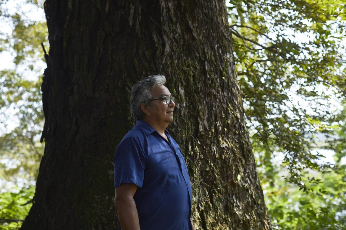 Manoel Garrido, artesão ribeirinho que vive em uma comunidade na Reserva de Desenvolvimento Sustentável (RDS) do Rio Negro (AM), no Amazonas.