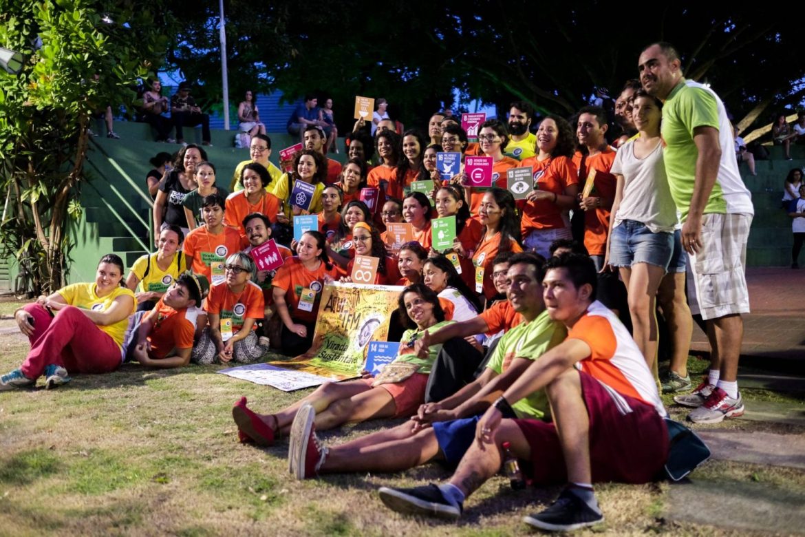 Jovens reunidos para discutir sobre os Objetivos de Desenvolvimento Sustentável (ODS).