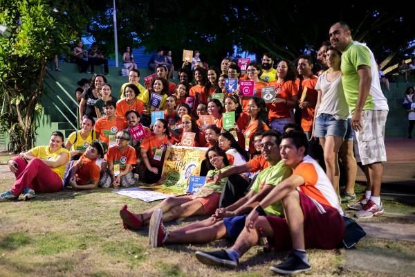 Jovens reunidos para discutir sobre os Objetivos de Desenvolvimento Sustentável (ODS).