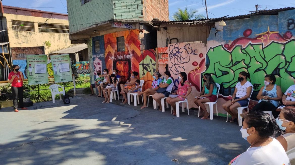 Pessoas reunidas em ação da Fundação Amazônia Sustentável (FAS) em parceria com o laboratório Sabin, sobre cuidados com a saúde.