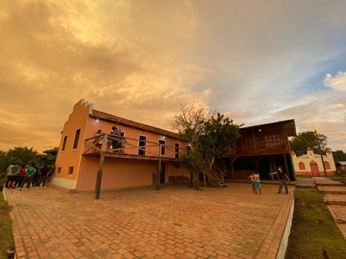 Casarão do Punã, localizado na comunidade ribeirinha do Punã, que fica na Reserva de Desenvolvimento Sustentável (RDS) Mamirauá, no município de Uarini, a 565 quilômetros da capital do estado do Amazonas.