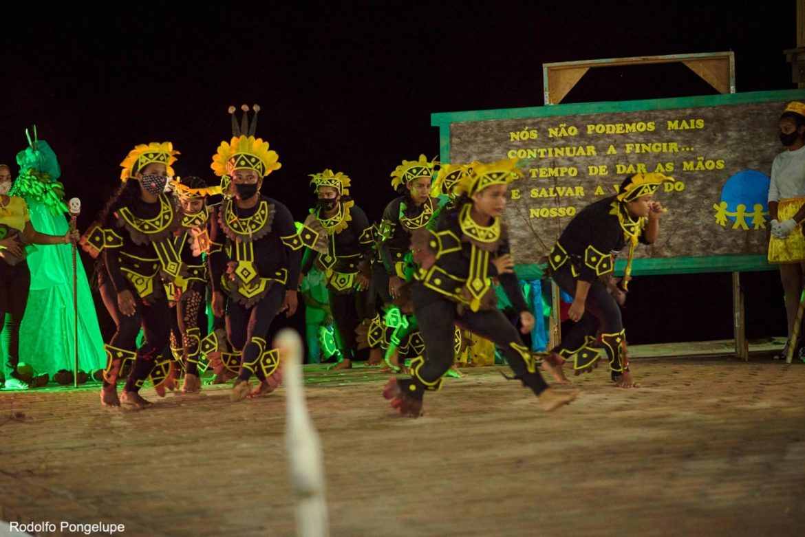 Jovens se apresentando em atividade realizada pela Fundação Amazônia Sustentável (FAS).
