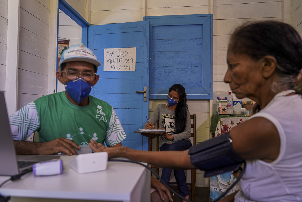 Idosa sendo atendida por profissional da saúde, através da Aliança Covid Amazônia, projeto criado pela Fundação Amazônia Sustentável.