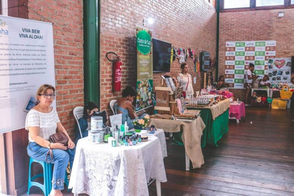 Expositores apresentando seus produtos durante a Feira das FAS, realizada pela Fundação Amazônia Sustentável (FAS).