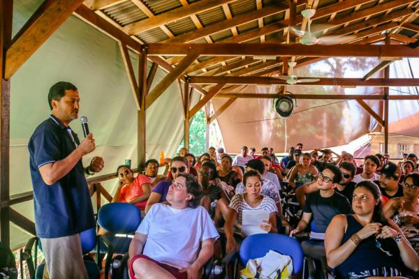 Luiz Villares, superintendente administrativo-financeiro da Fundação Amazônia Sustentável (FAS), falando sobre resultados em reunião com o time da FAS.