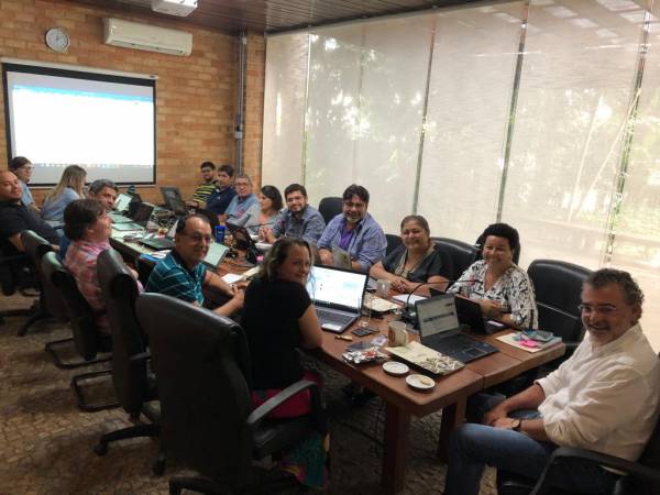 Colaboradores da Fundação Amazônia Sustentável (FAS), reunidos para discutir relatórios sobre transparência institucional.