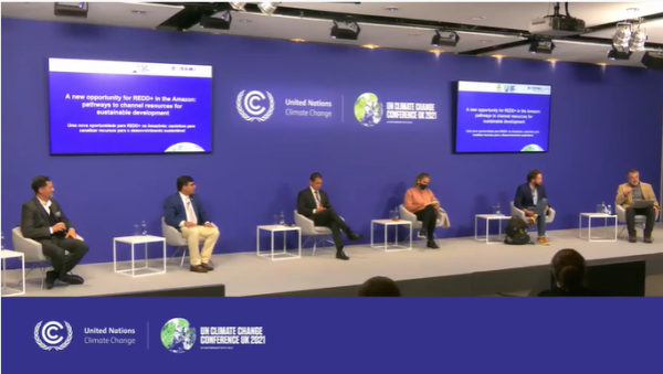 Pessoas reunidas durante a COP26.