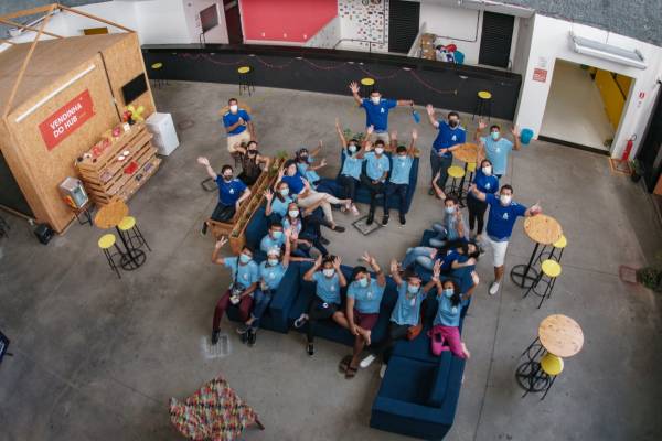 Pessoas reunidas em espaço para discutir sobre o projeto Tarrafa – Educação Voltada ao Empreendedorismo, realizado pela Fundação Amazônia Sustentável (FAS).