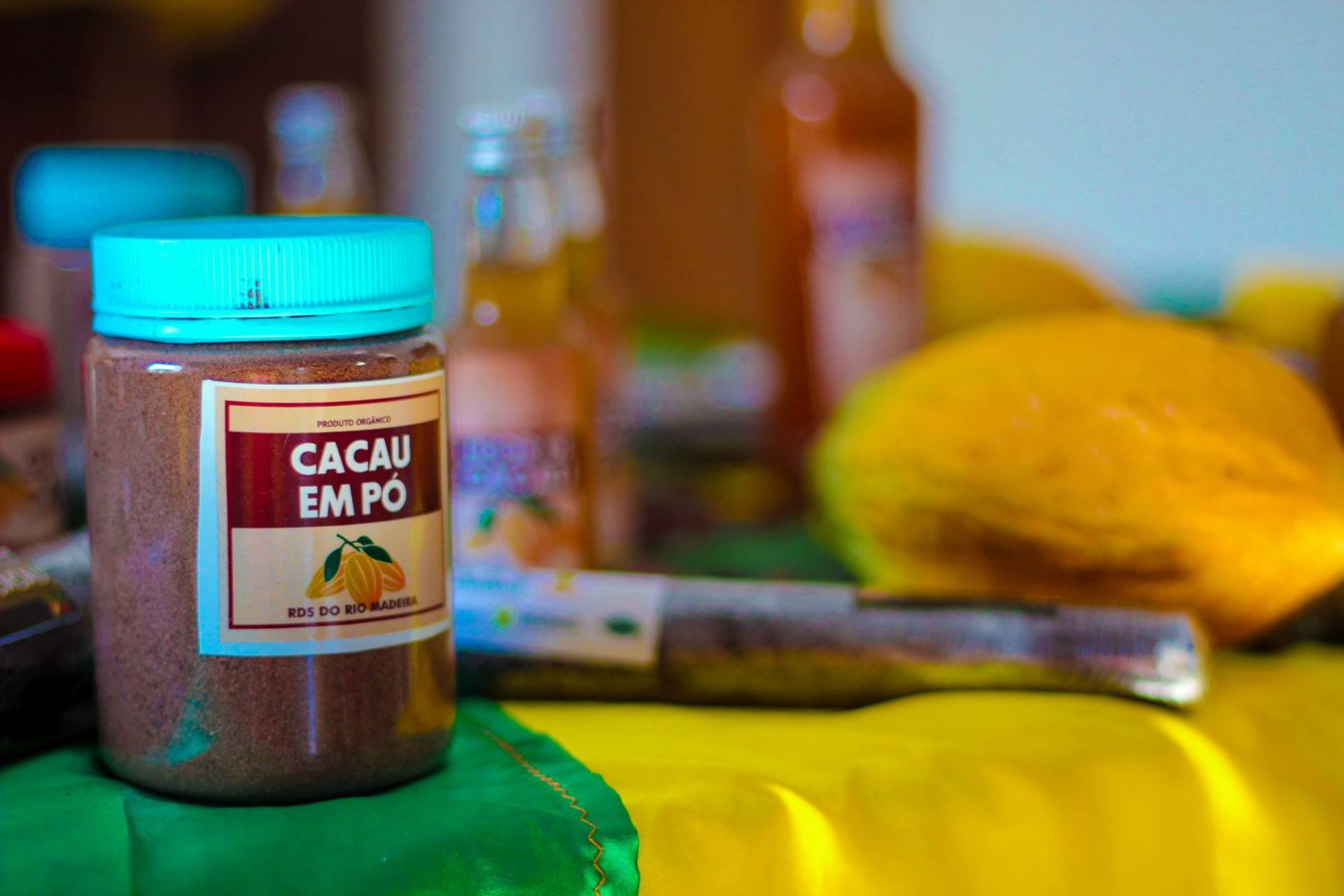 Cacau em pote, que foi produzido na Reserva de Desenvolvimento Sustentável do Rio Madeira.