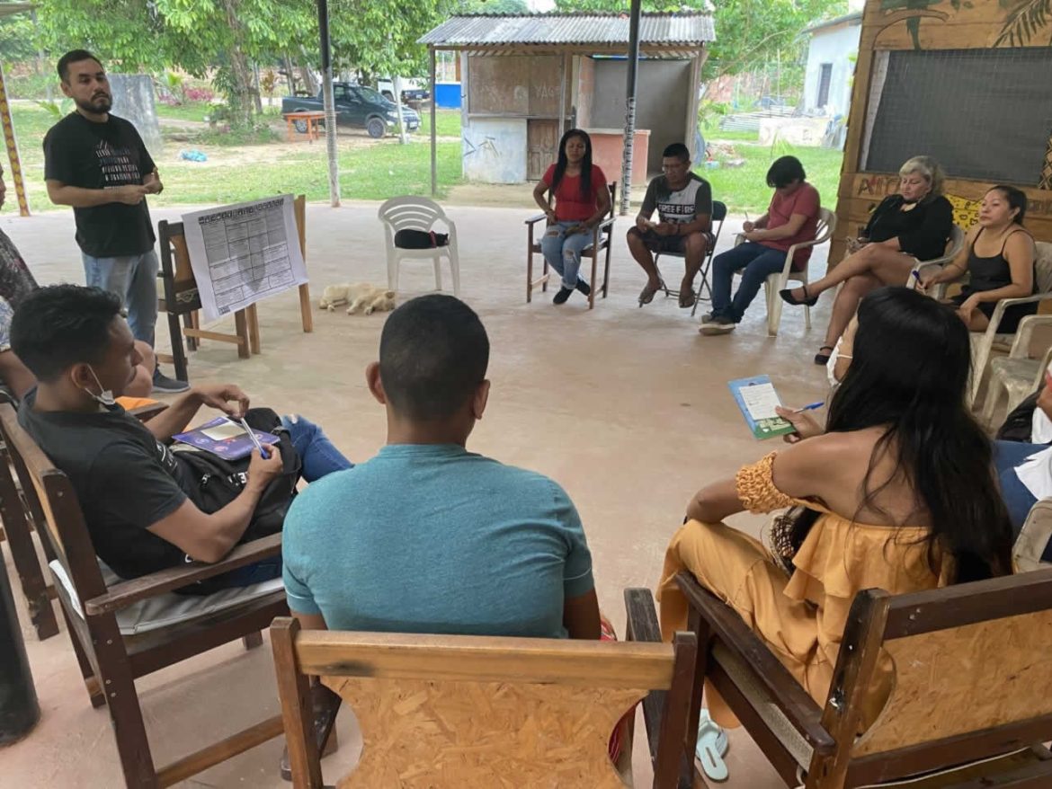 Pessoas reunidas debatendo sobre Políticas Públicas.