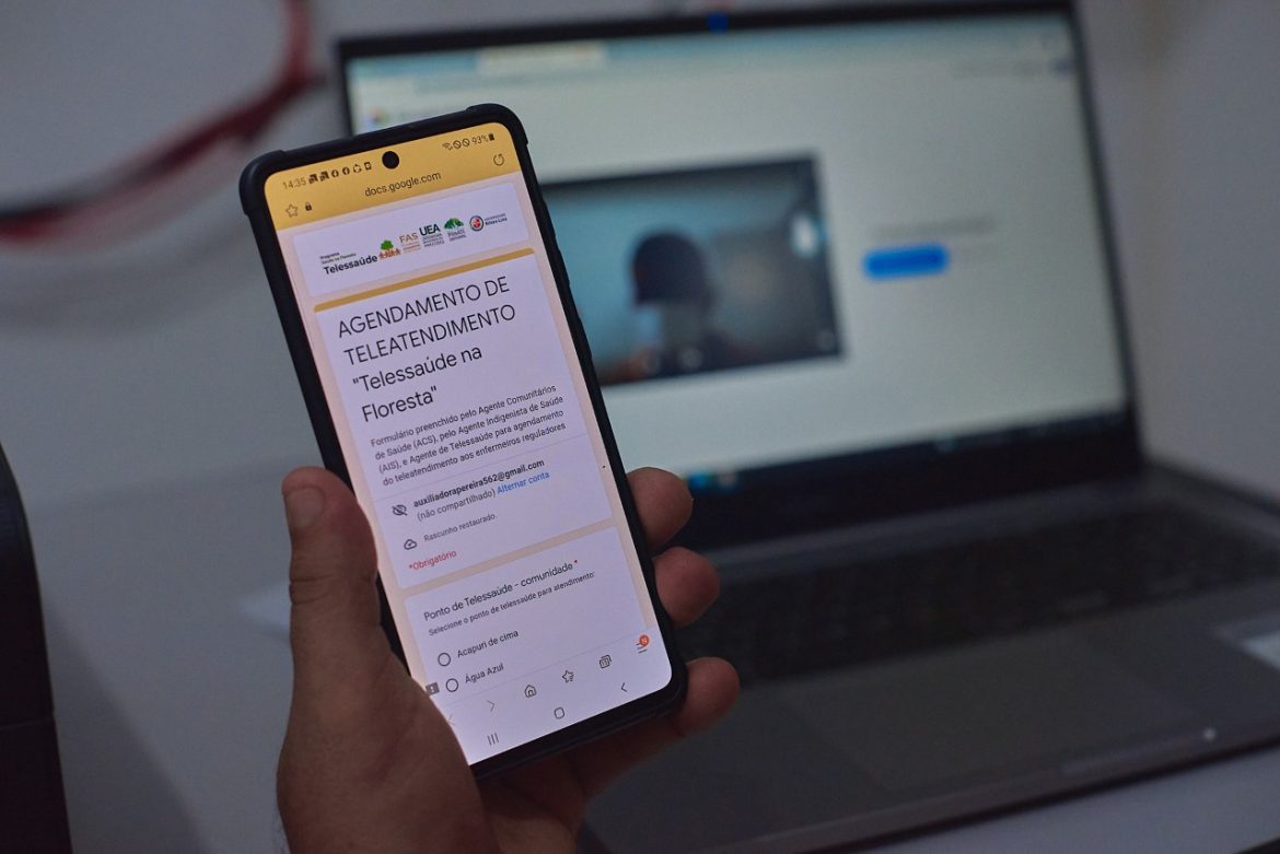 Pessoa segurando o celular na tela do agendamento de teleatendimento, do projeto Telessaúde na Floresta, apoiado pela Fundação Amazônia Sustentável (FAS).