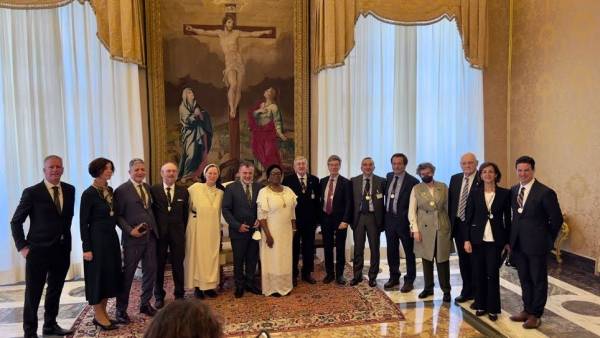 Virgilio Viana, superintendente geral da Fundação Amazônia Sustentável (FAS), reunido com um grupo de especialistas de confiança do papa.