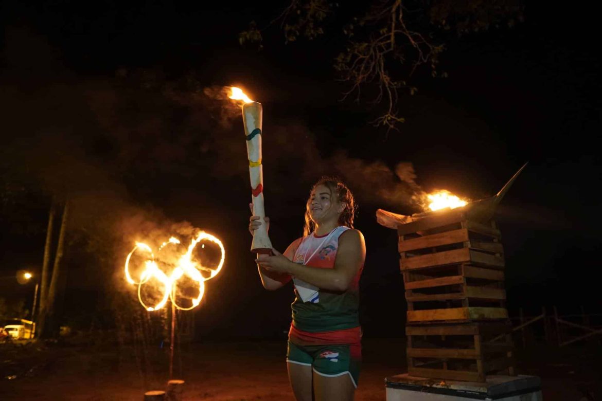 Garota segurando tocha da Olimpíada da Juventude da Floresta, promovida pela Fundação Amazônia Sustentável (FAS), em Itapiranga no Amazonas.
