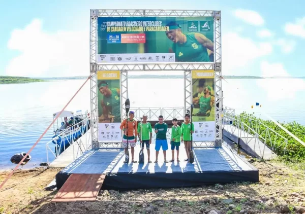 Jovens atletas reunidos para o campeonato de canoagem.