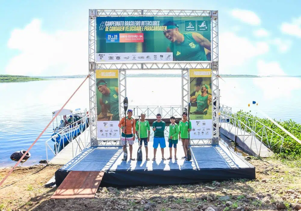 Jovens atletas reunidos para o campeonato de canoagem.