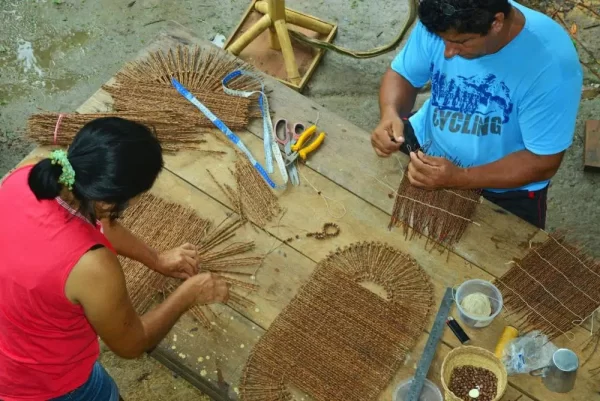 Artesãos do Jirau da Amazônia, criando seus produtos para serem comercializados. O Jirau promove a venda do trabalho dos artesãos, e são apoiados pela Fundação Amazônia Sustentável (FAS).