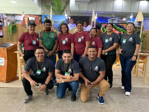 Turma dos projetos de apoio ao turismo de pesca esportiva e ao turismo de base comunitária no Amazonas, apoiados pela Fundação Amazônia Sustentável (FAS), participando da 1ª Feira de Pesca Esportiva, Ecoturismo e Turismo de Aventura da Amazônia (FPEA), em Manaus.