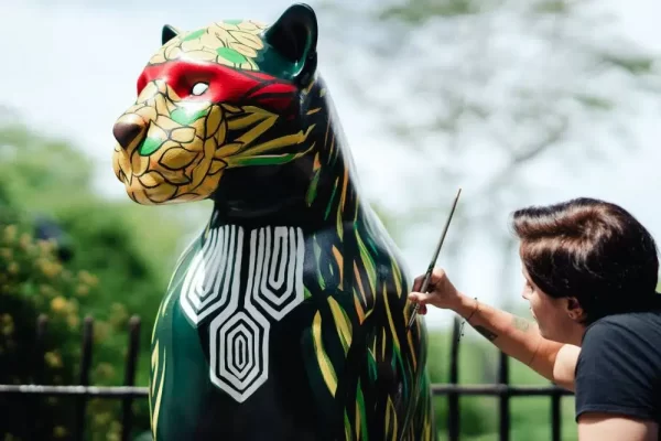 Escultura de onça sendo pintada para ser exposta na Jaguar Parade, em Nova Iorque, nos Estados Unidos.
