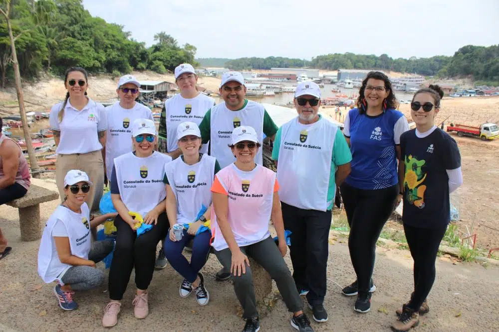 Embaixada da Suécia no Brasil e o Consulado da Suécia em Manaus, reunidos para uma ação de “plogging”, correalizada pela Fundação Amazônia Sustentável (FAS), em parceria com o movimento Remada Ambiental, nas proximidades da Marina do Davi e na foz do Igarapé do Gigante, no bairro Tarumã em Manaus.  