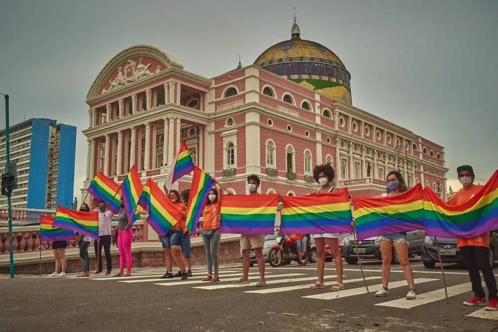 Pessoas no centro de Manaus, promovendo a Virada Sustentável Manaus, promovida pela Fundação Amazônia Sustentável (FAS).