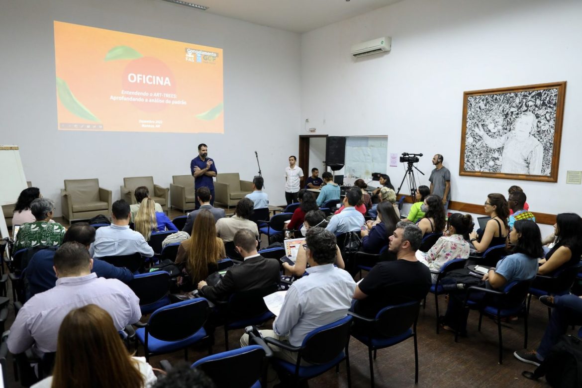 Turma participando de uma oficina de aprofundamento dos conceitos e práticas inseridas no processo de elegibilidade ao ART/TREES, realizada pelo Governo do Estado do Amazonas, na sede da Fundação Amazônia Sustentável (FAS).