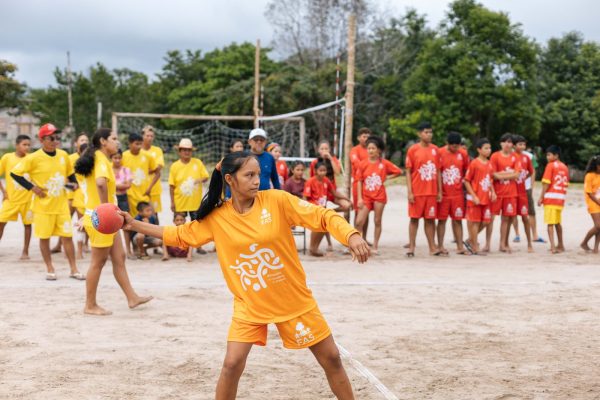 Garota jogando queimada na edição das Olimpíadas da Floresta, promovida pela Fundação Amazônia Sustentável (FAS), na comunidade São Francisco do Caribi, no município de Itapiranga (AM).
