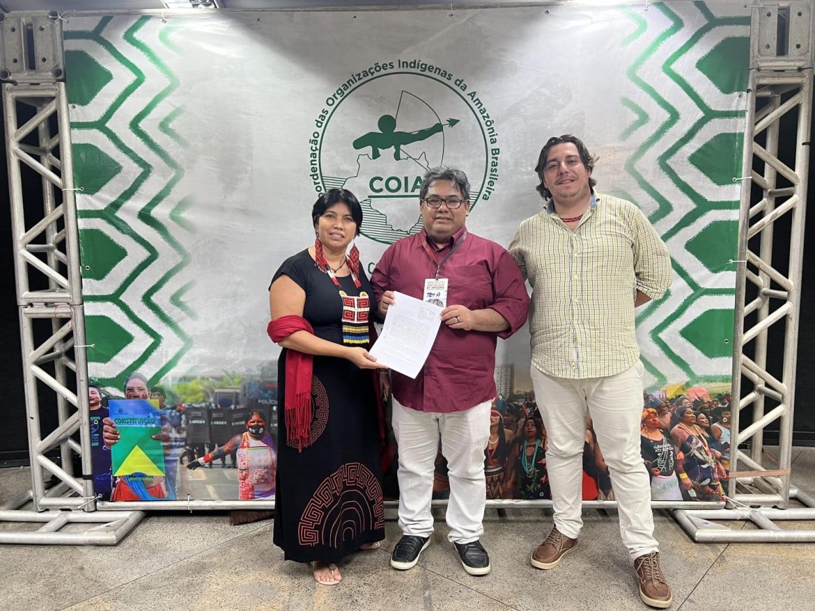 Pessoas reunidas assinando parceria para fortalecer ações em prol dos povos indígenas.