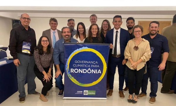 Giovana Figueiredo da Fundação Amazônia Sustentável (FAS), reunida com time de pessoas de Rondônia para debater sobre governança climática.