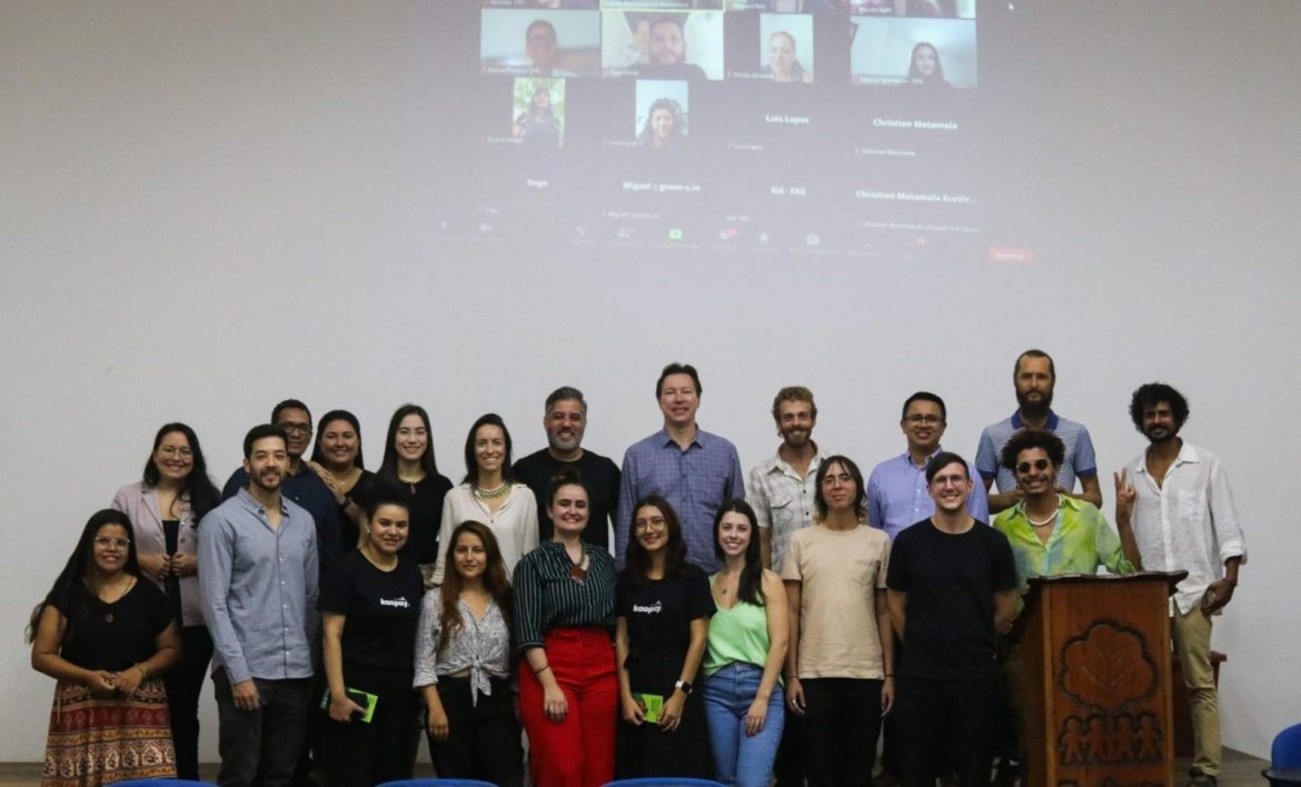 Pessoas reunidas durante o encontro do Hub de Bioeconomia Amazônica realizado pela Fundação Amazônia Sustentável (FAS) em Manaus.