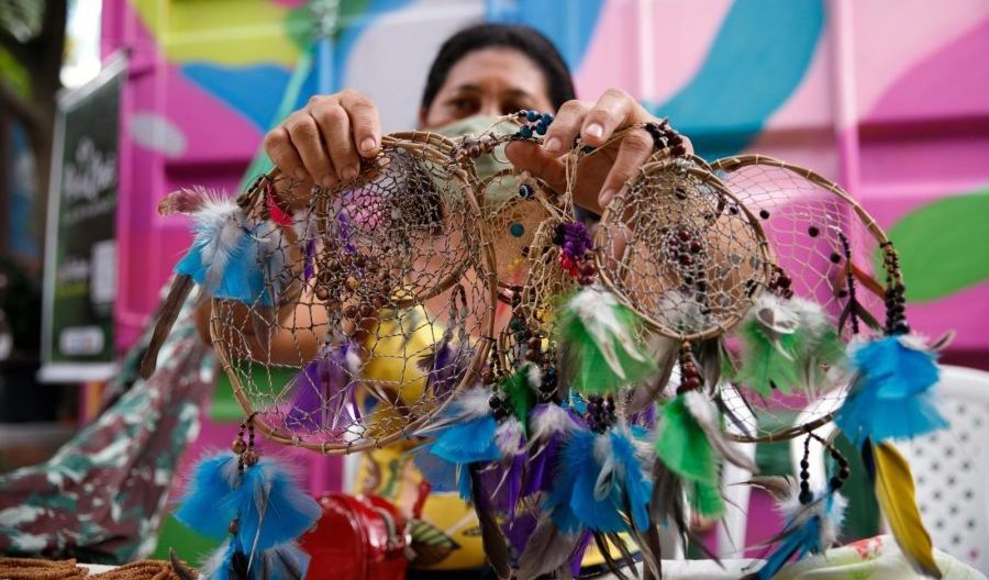 Apanhador de sonhos sendo vendido na Feira da FAS realizada pela Fundação Amazônia Sustentável (FAS).