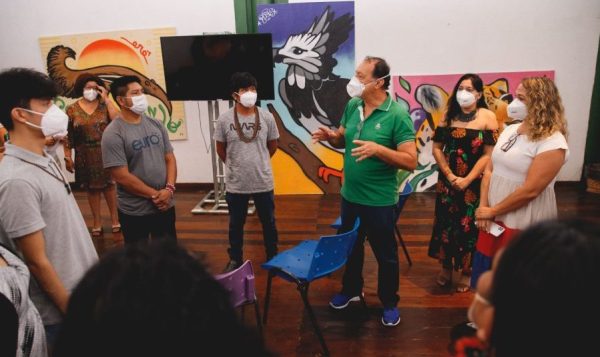 Pessoas reunidas na sede da Fundação Amazônia Sustentável (FAS).