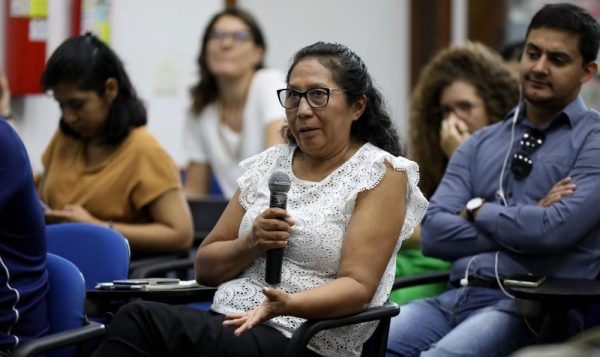 Mulher participando de reunião com organizações da Amazônia.