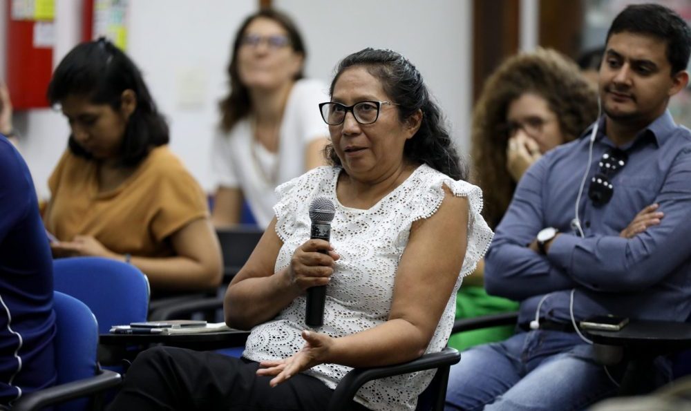 Mulher participando de reunião com organizações da Amazônia.