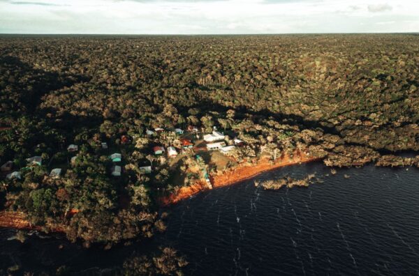 Foto aérea da comunidade Saracá, localizada no Amazonas.
