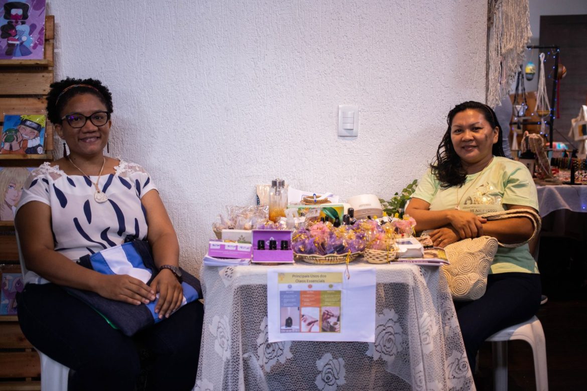 Expositoras durante evento da Feira da FAS, realizada pela Fundação Amazônia Sustentável (FAS).
